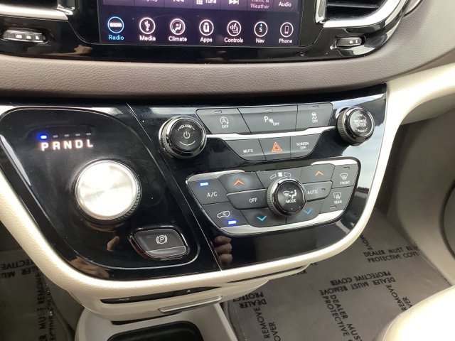 Used 2018 Chrysler Pacifica Touring-L Plus FWD image 29