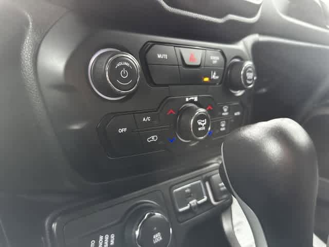 Used 2023 Jeep Renegade Latitude AWD/4WD image 28