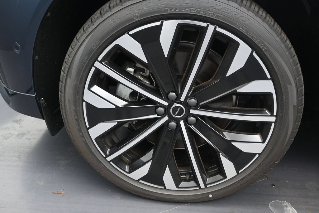 New 2026 Volvo XC60 T8 Ultra w/ Protection Package Premier AWD/4WD image 9