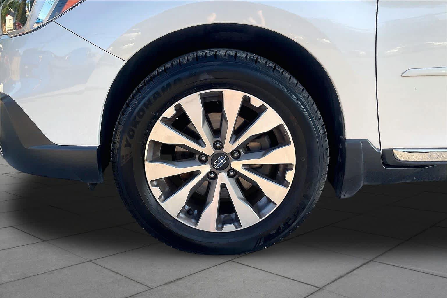 Used 2017 Subaru Outback 2.5i Touring w/ Popular Package #5A AWD/4WD image 11