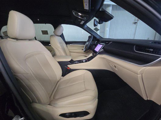 Used 2024 Jeep Grand Cherokee Limited w/ Luxury Tech Group II image 8