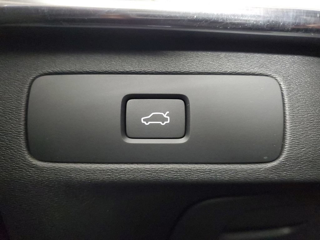 Used 2025 Volvo XC90 B6 Plus w/ Protection Package Premier AWD/4WD image 36