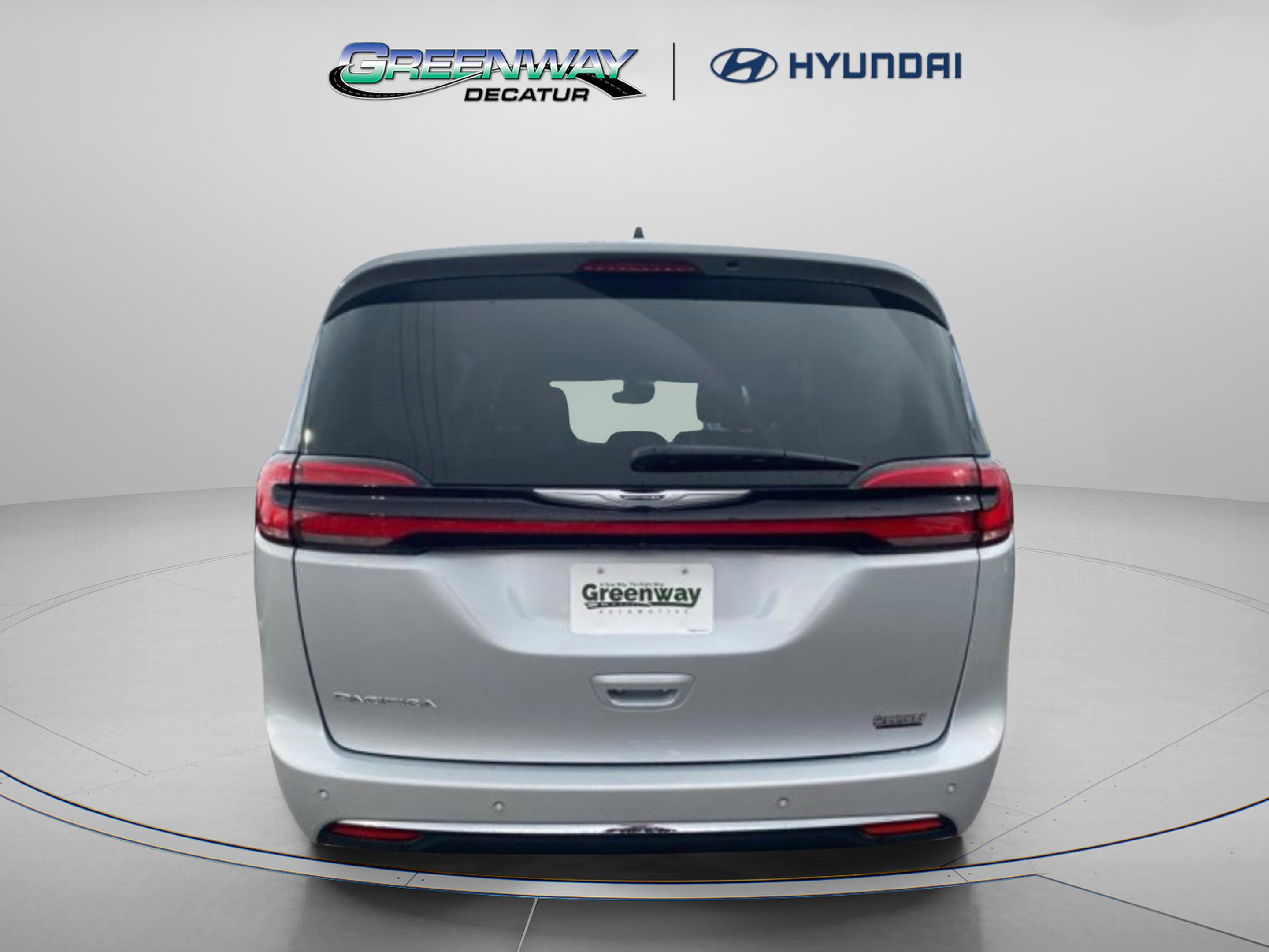 Used 2023 Chrysler Pacifica Touring-L image 7