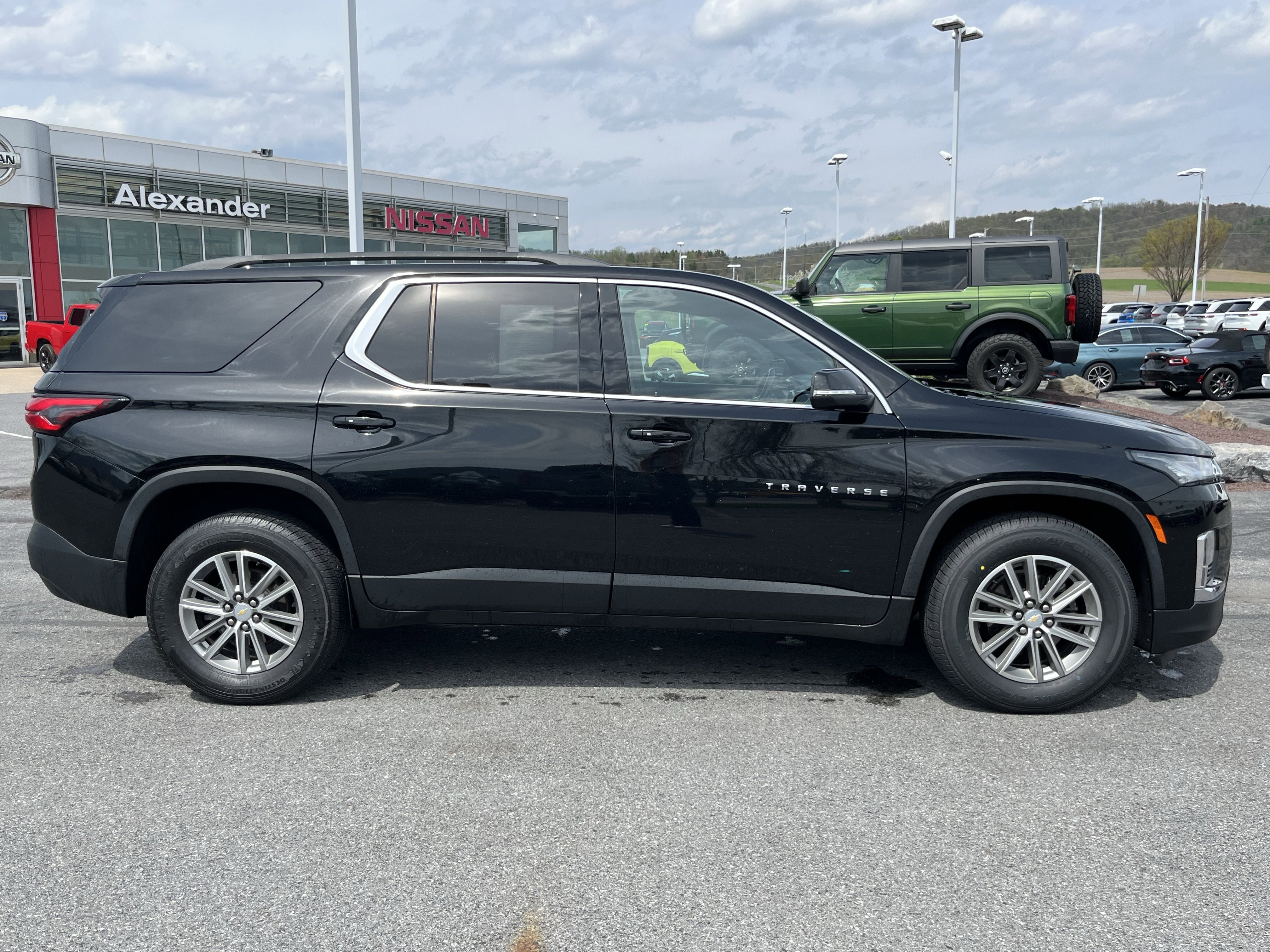 Used 2023 Chevrolet Traverse LT FWD image 2