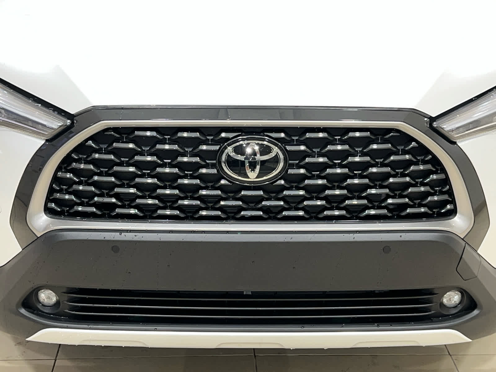Used 2024 Toyota Corolla Cross XLE w/ Convenience Package AWD/4WD image 6