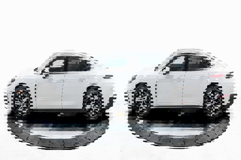 New 2025 Porsche Panamera 4 image 2