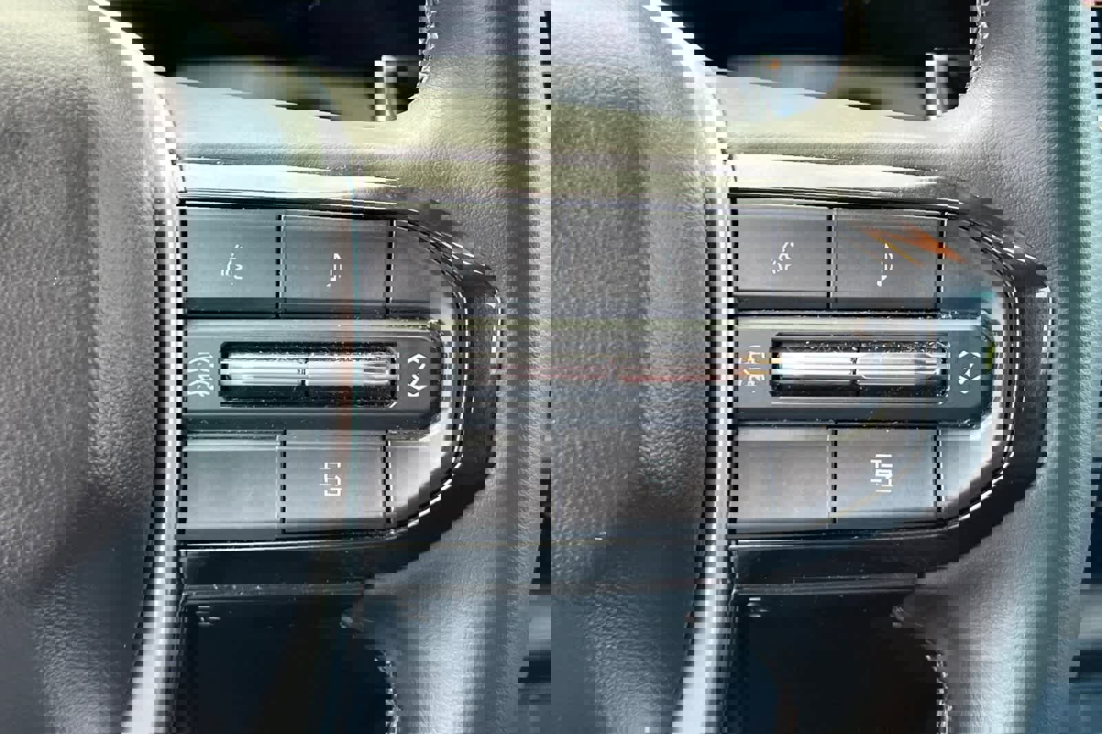 Used 2023 Chevrolet Colorado LT image 30