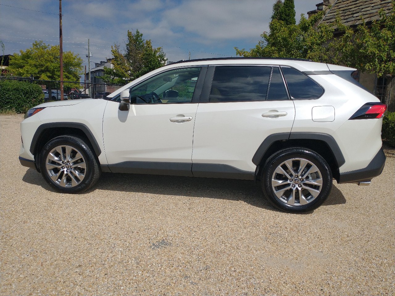 Used 2022 Toyota RAV4 XLE Premium image 10