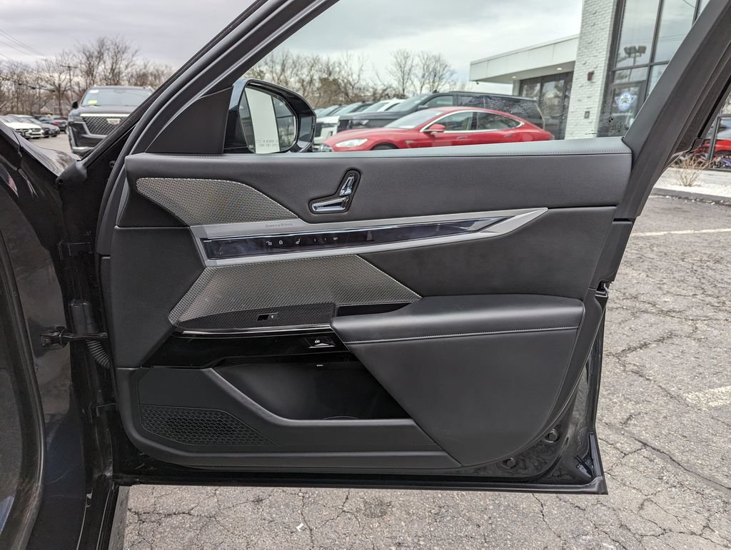 Used 2023 BMW 760i xDrive AWD/4WD image 28