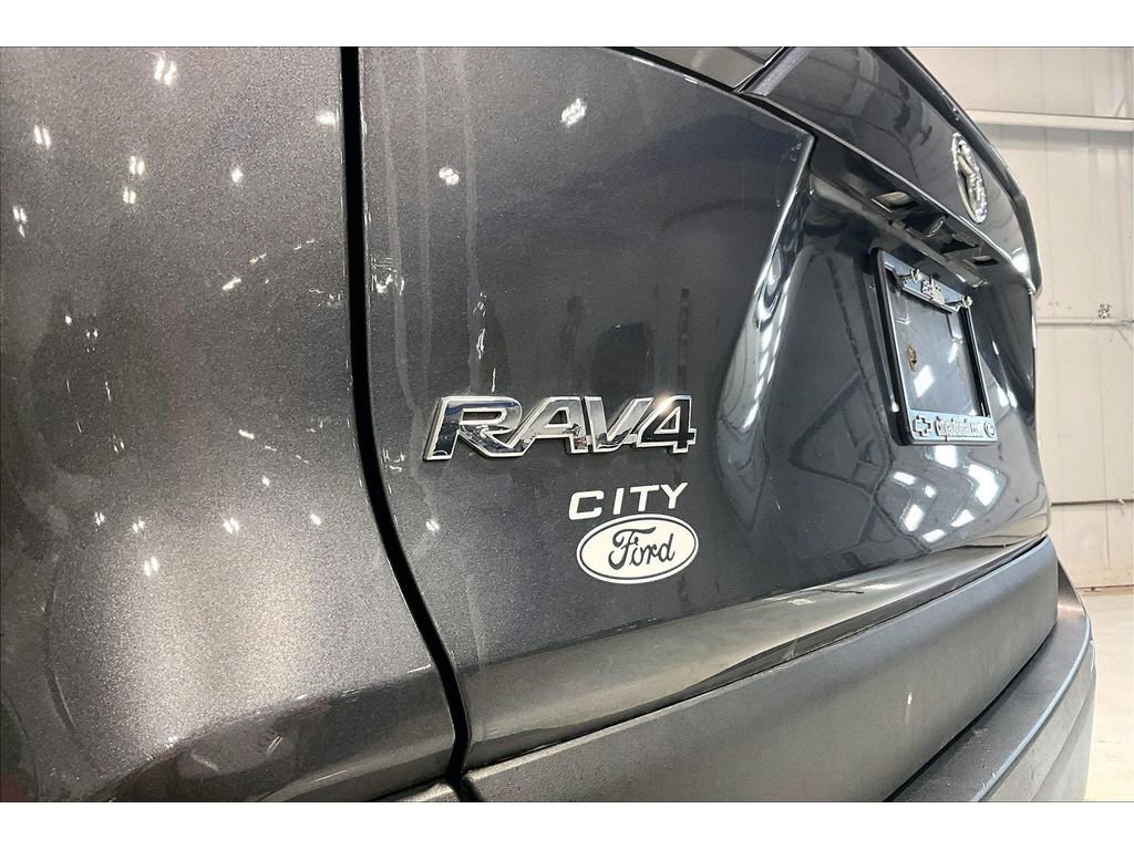 Used 2021 Toyota RAV4 LE image 10