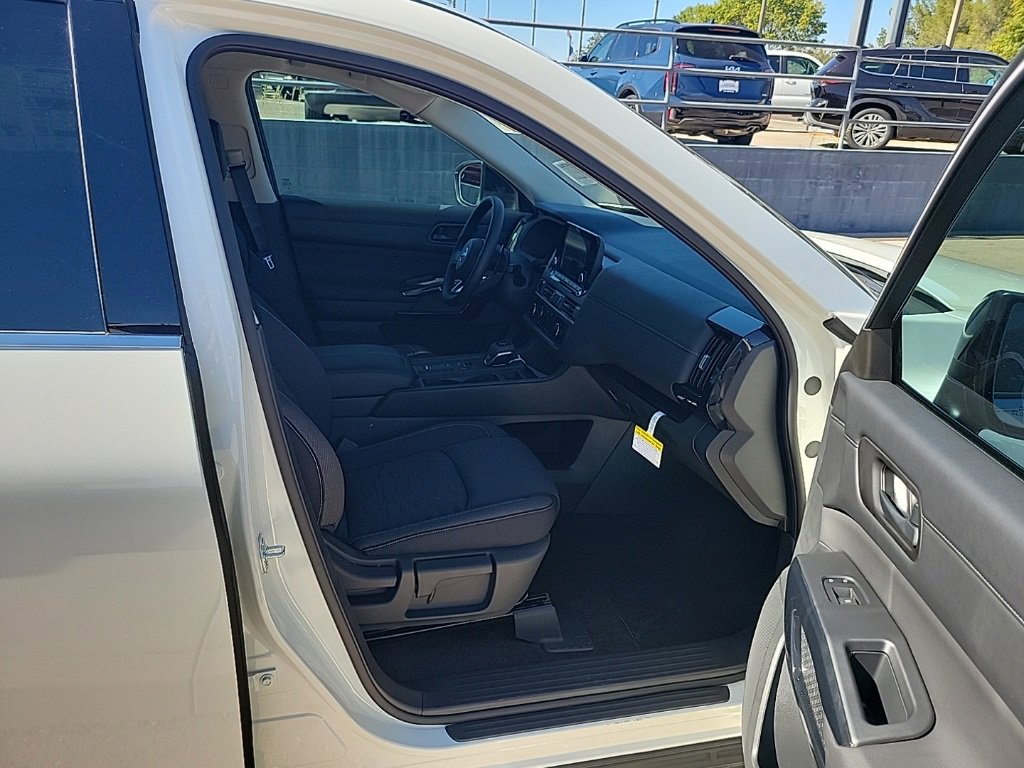 New 2025 Nissan Pathfinder S image 16