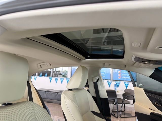 Used 2022 Lexus ES 300h w/ Premium Package image 27