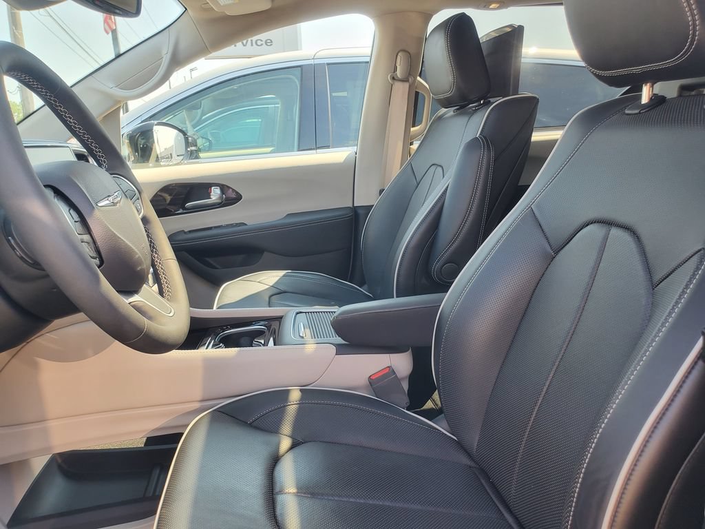 Used 2024 Chrysler Pacifica Limited w/ Uconnect Theater Family Group AWD/4WD image 5