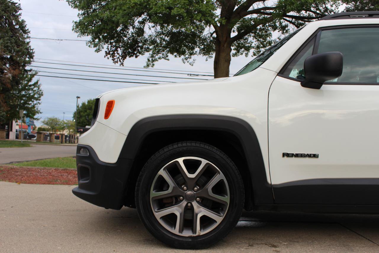 Used 2016 Jeep Renegade Latitude w/ Cold Weather Group FWD image 42