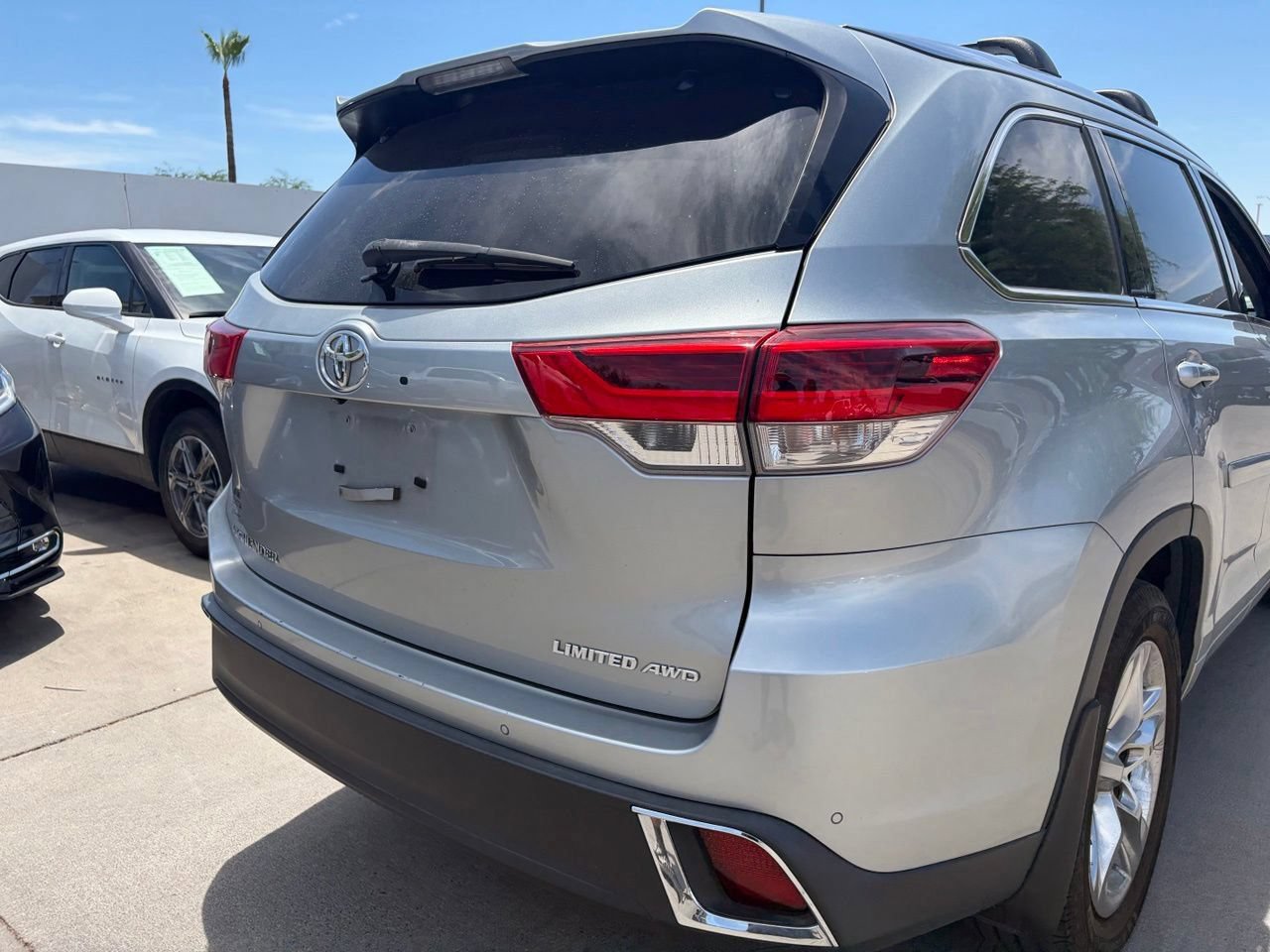 Used 2017 Toyota Highlander Limited AWD/4WD image 4