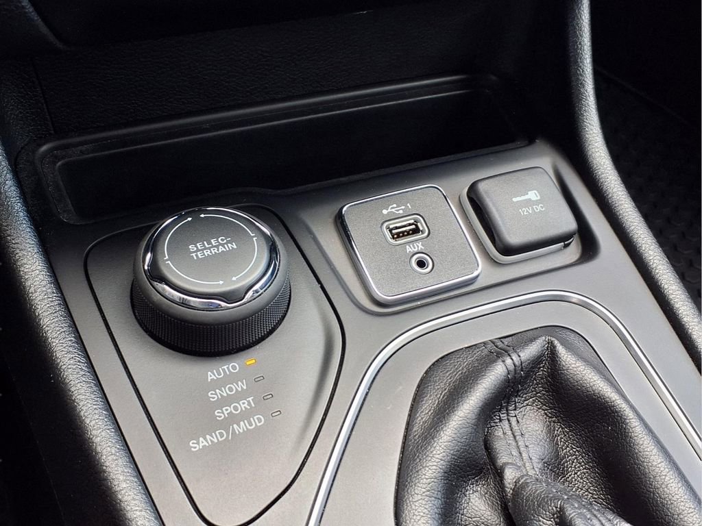 Used 2020 Jeep Cherokee Latitude Plus w/ Cold Weather Group AWD/4WD image 9