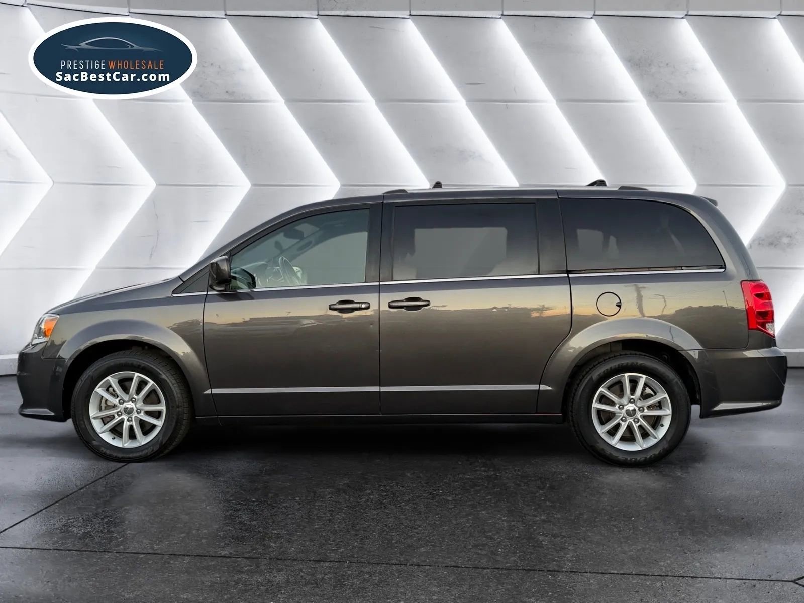 Used 2020 Dodge Grand Caravan SXT image 2