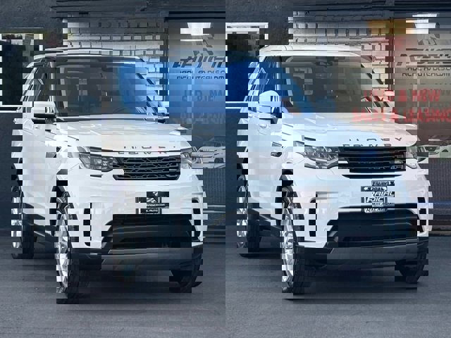 Used 2017 Land Rover Discovery SE image 3