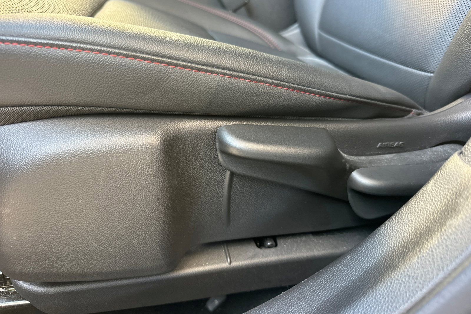 Used 2025 Chevrolet Trax RS w/ Sunroof Package image 13