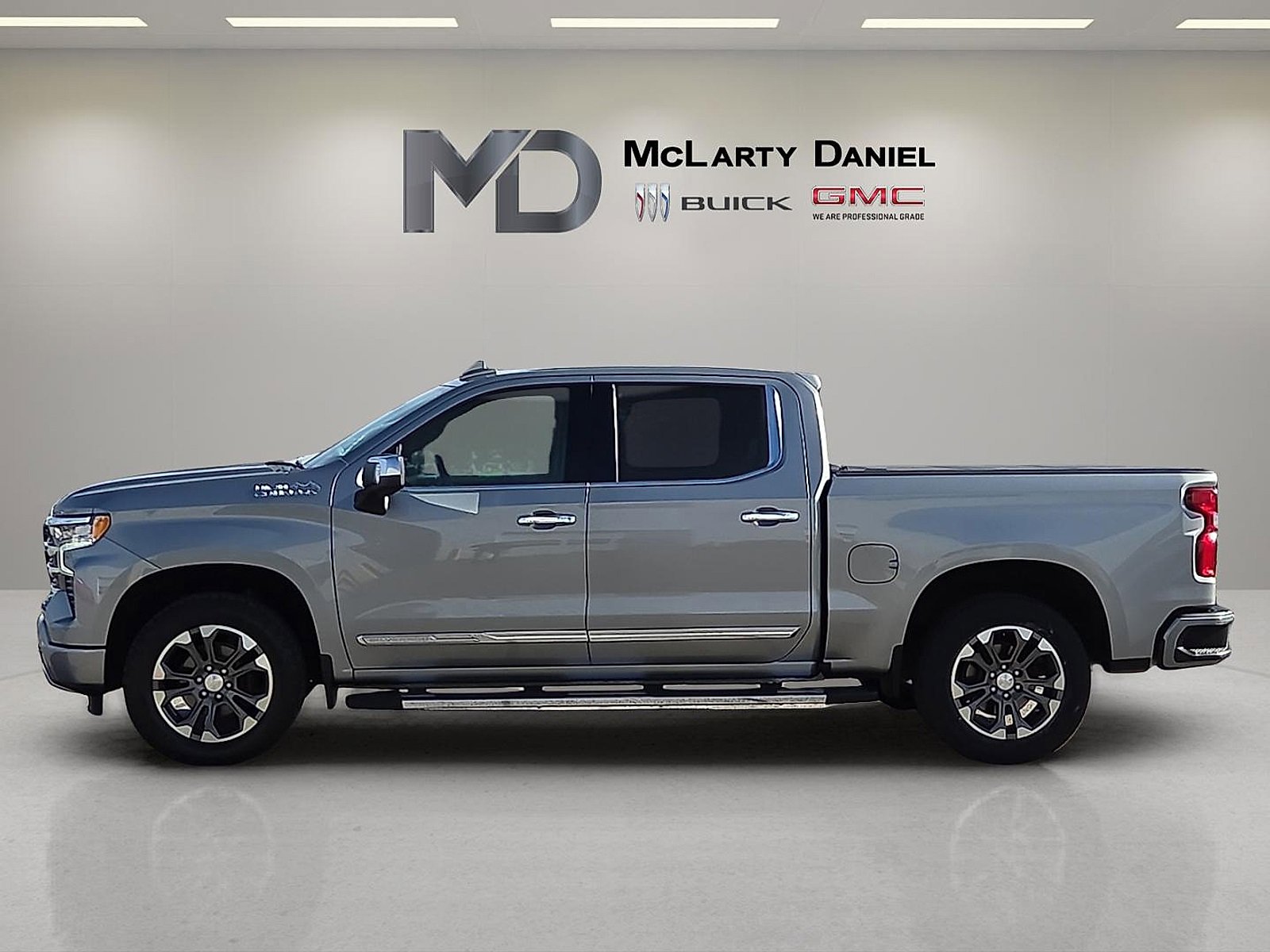 Used 2023 Chevrolet Silverado 1500 High Country w/ Technology Package video 3