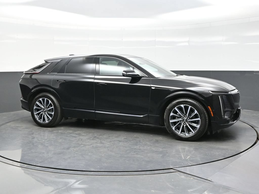 Certified 2025 Cadillac Lyriq Luxury AWD/4WD image 8