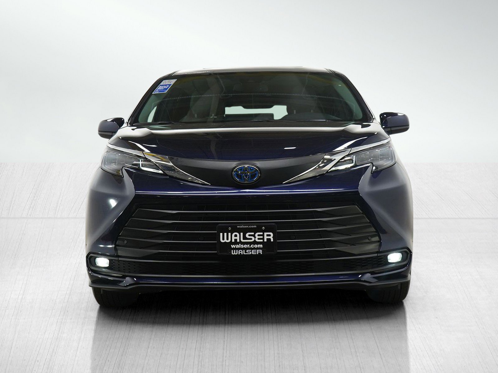 Used 2025 Toyota Sienna XLE AWD/4WD image 2