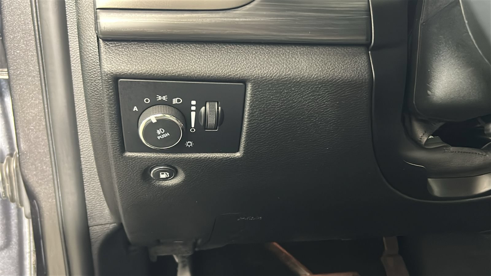 Used 2019 Jeep Grand Cherokee Laredo AWD/4WD image 22