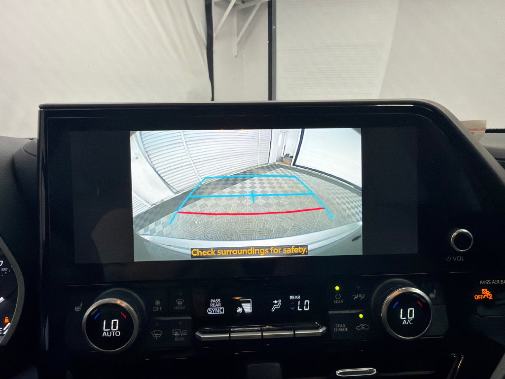 Used 2024 Toyota Highlander XLE FWD image 31