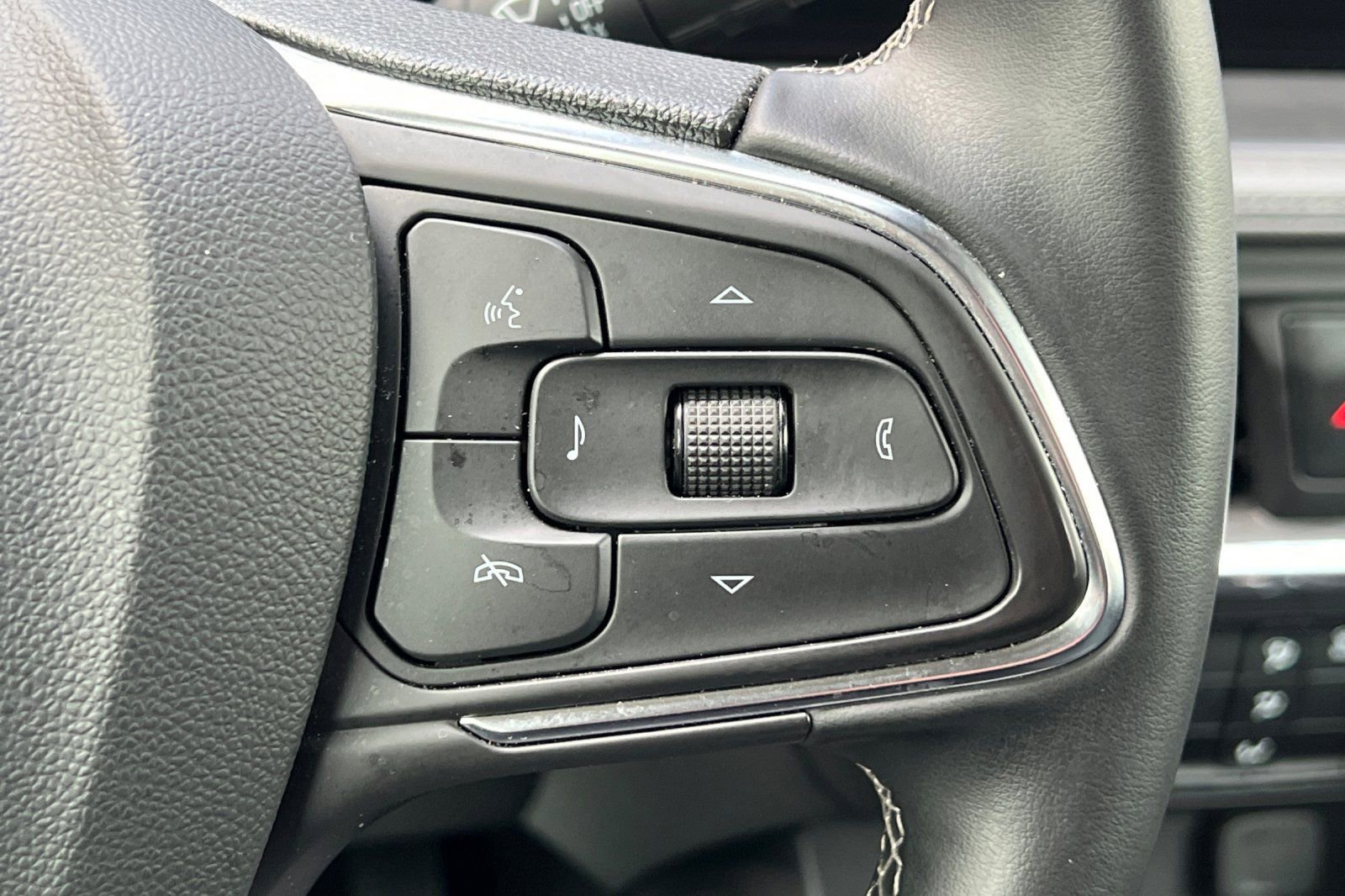 Used 2025 Buick Encore GX Preferred AWD/4WD image 32