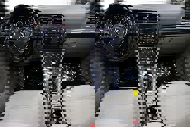 Used 2018 Volkswagen Golf SE image 2