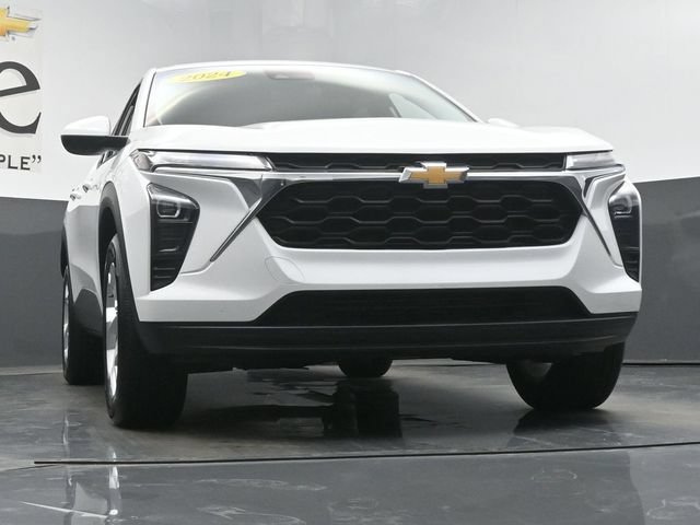 Used 2024 Chevrolet Trax LS w/ LS Convenience Package FWD image 3