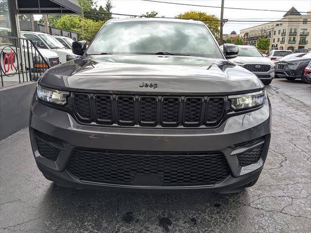 Used 2023 Jeep Grand Cherokee Altitude AWD/4WD image 7