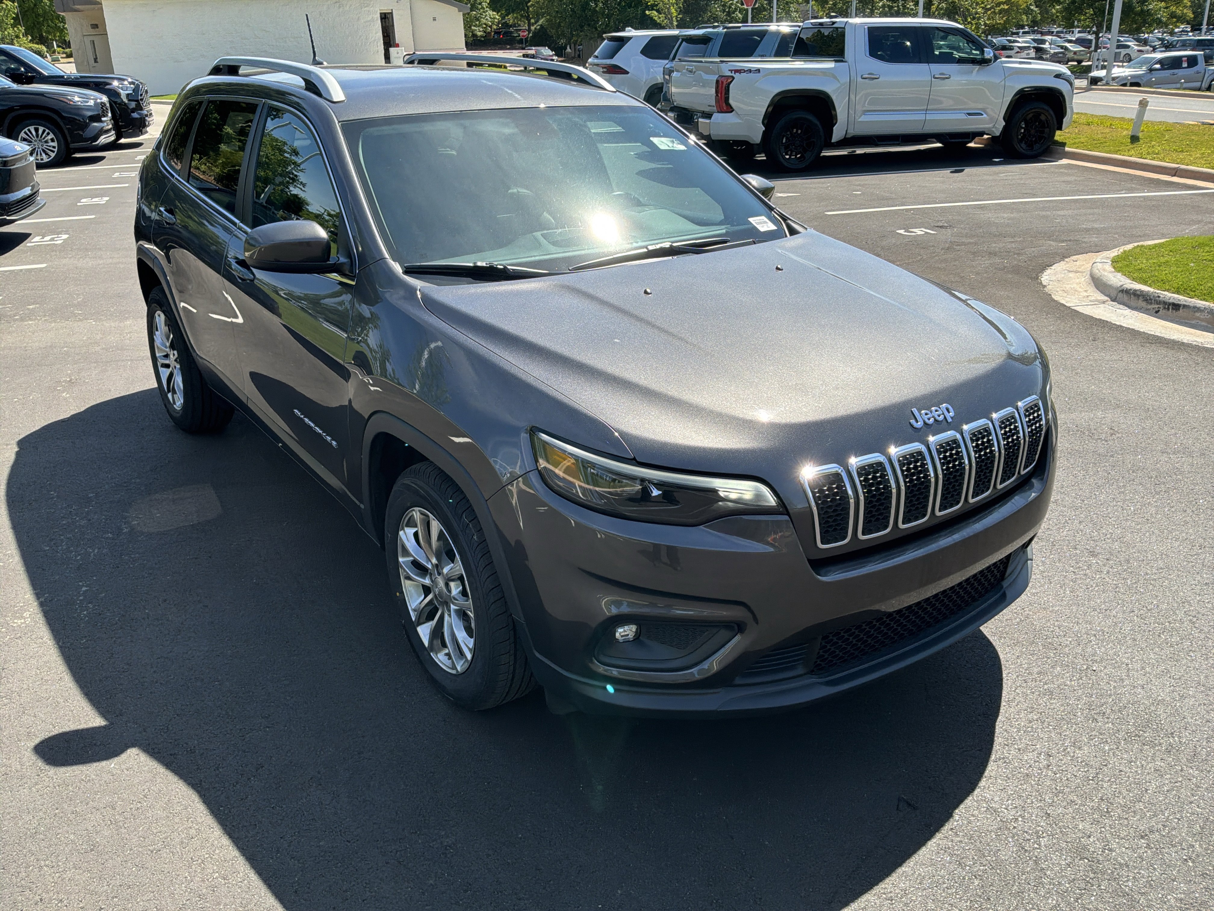 Used 2019 Jeep Cherokee Latitude Plus FWD image 2