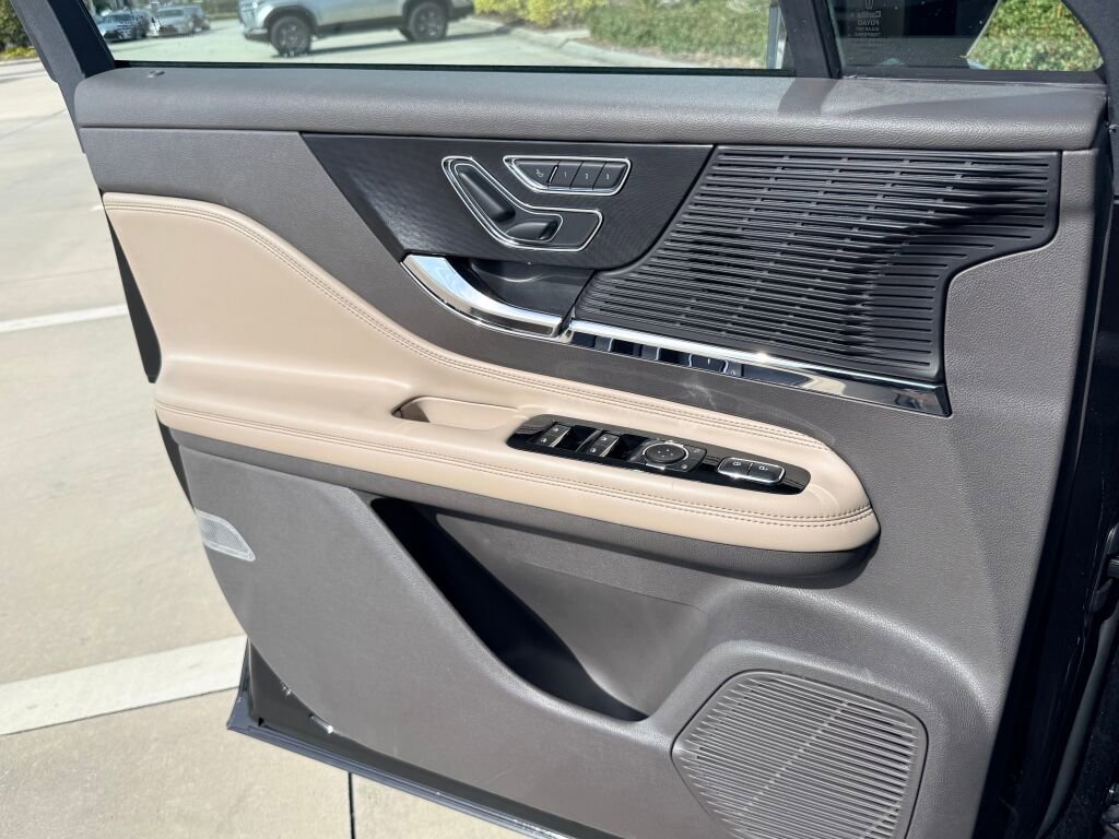 Used 2021 Lincoln Corsair Standard w/ Premium Package image 21