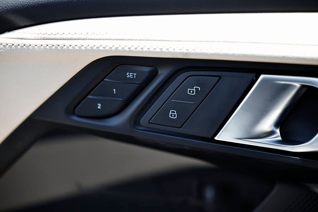 Used 2025 BMW 230i Coupe image 17