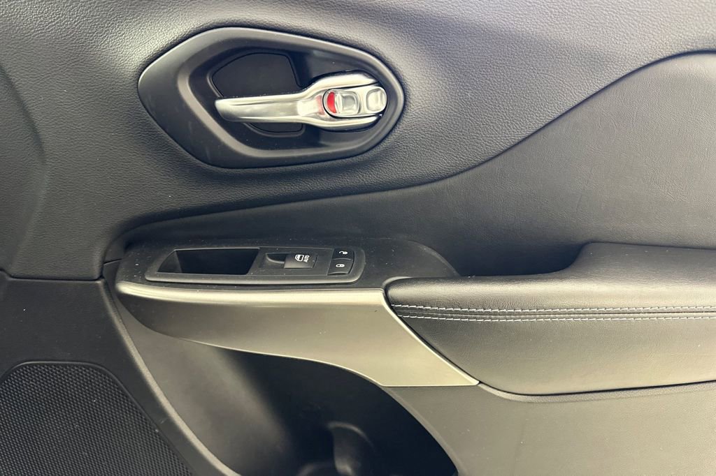 Used 2019 Jeep Cherokee Latitude Plus w/ Cold Weather Group image 20
