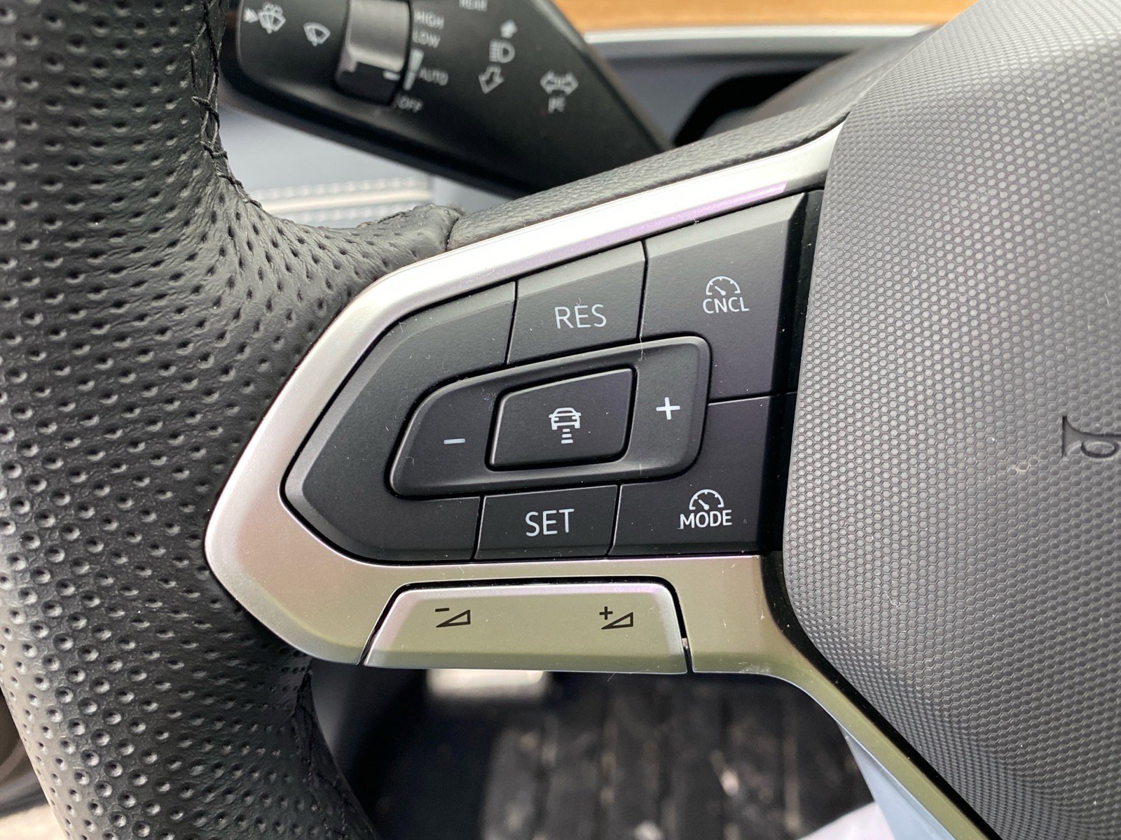 Used 2025 Volkswagen Tiguan SEL R-Line image 17