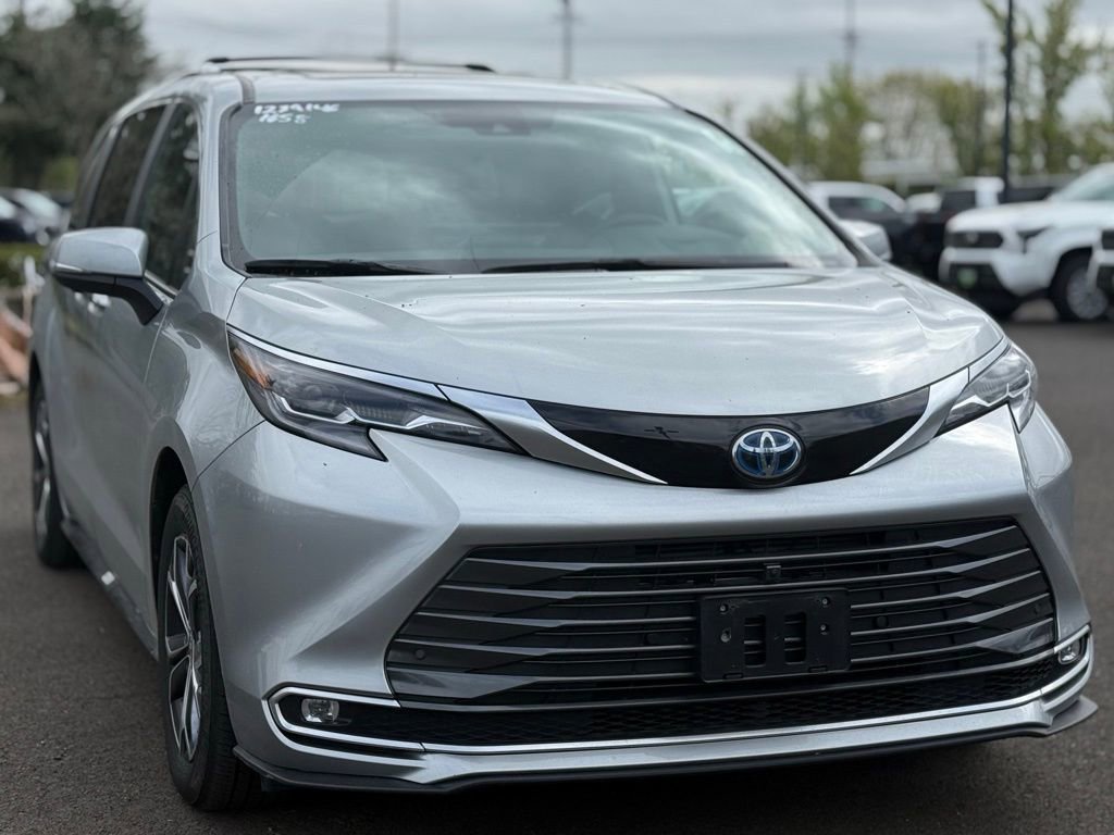 Certified 2025 Toyota Sienna Platinum image 7