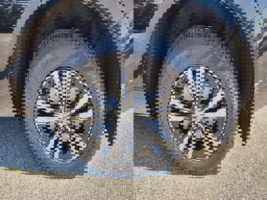 Used 2025 Volvo XC60 T8 Core w/ Climate Package image 5