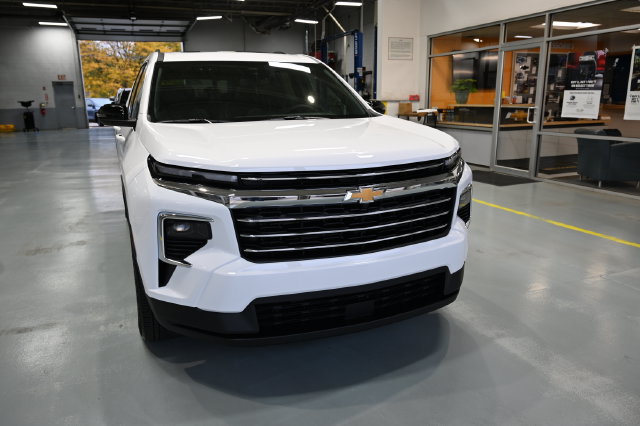 New 2027 Chevrolet Traverse LT w/ LPO, Floor Liner Package FWD image 3