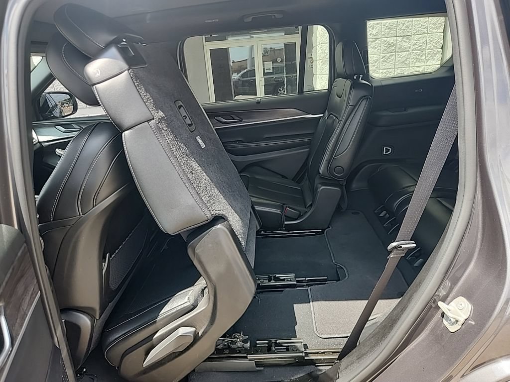 Used 2024 Jeep Grand Cherokee L Limited w/ Luxury Tech Group II AWD/4WD image 18