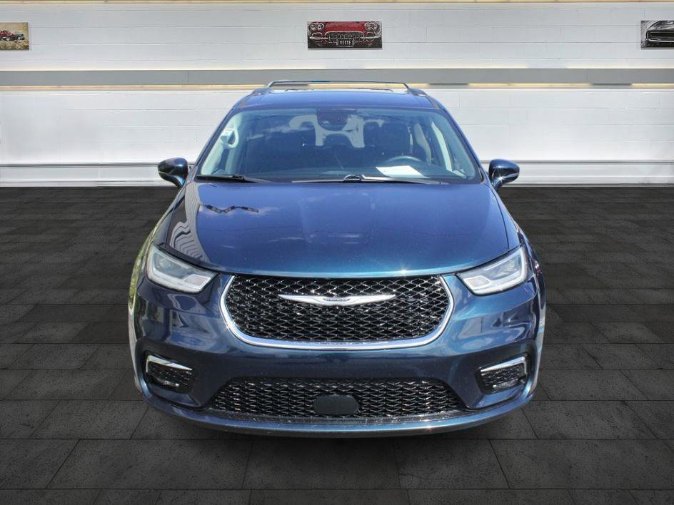 Used 2022 Chrysler Pacifica Touring-L image 3