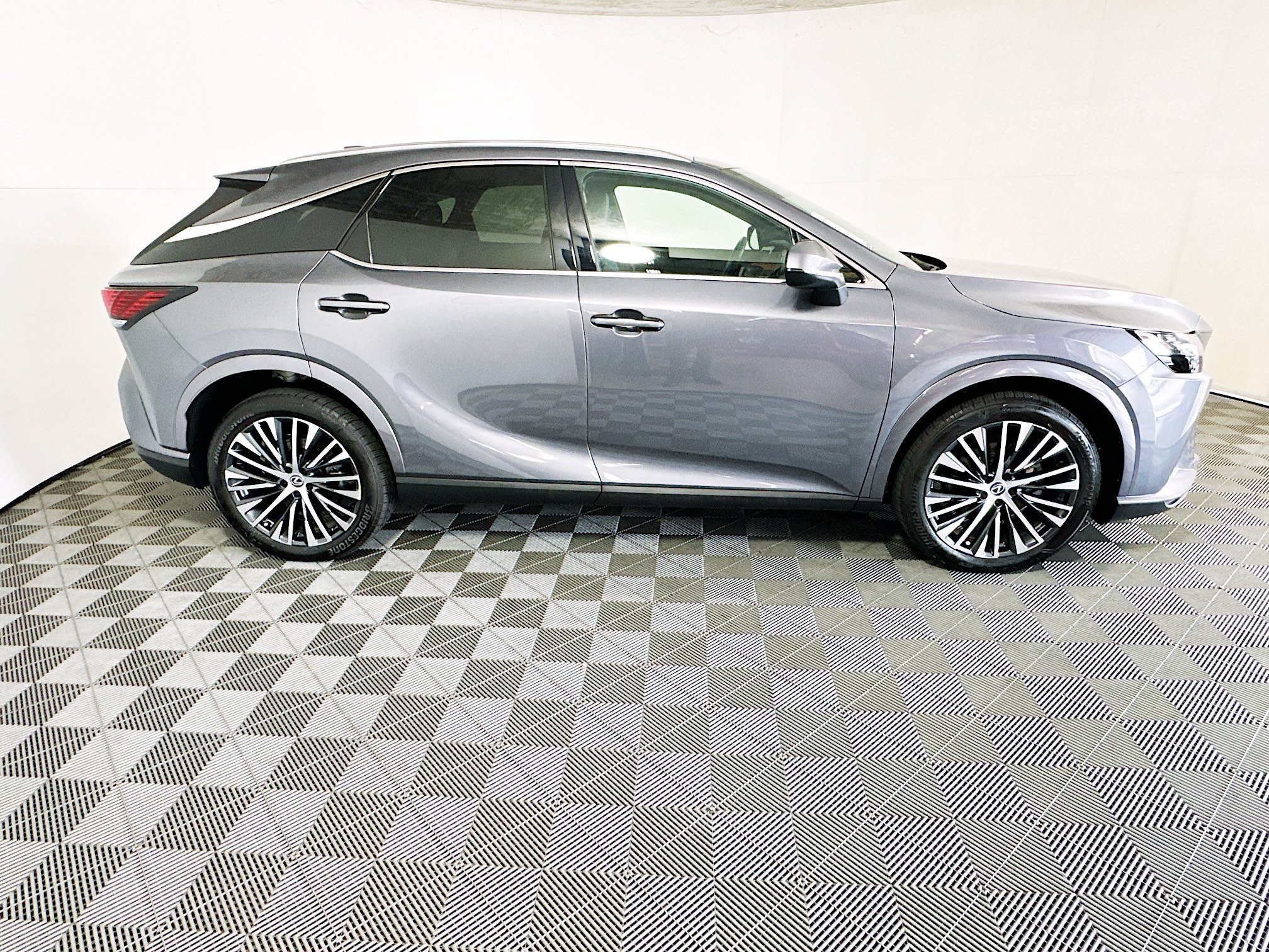 Used 2023 Lexus RX 350 w/ Accessory Package (2T) AWD/4WD image 2