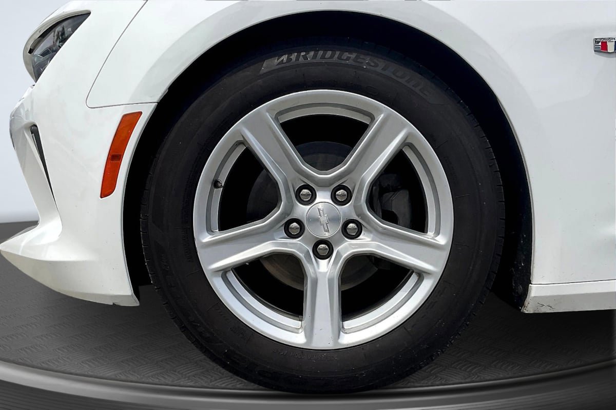 Used 2018 Chevrolet Camaro LT RWD image 7