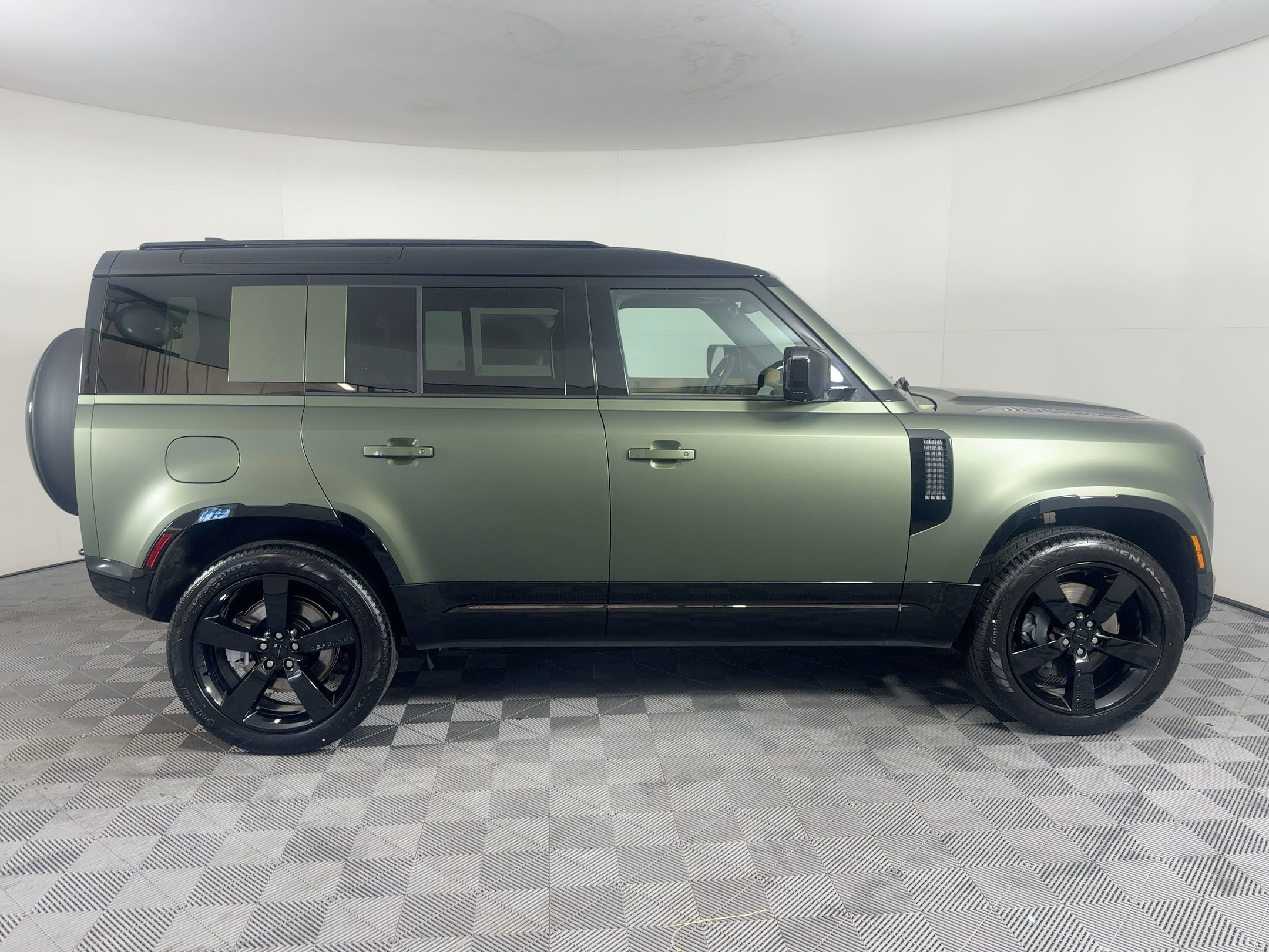 New 2026 Land Rover Defender 110 X-Dynamic SE image 8