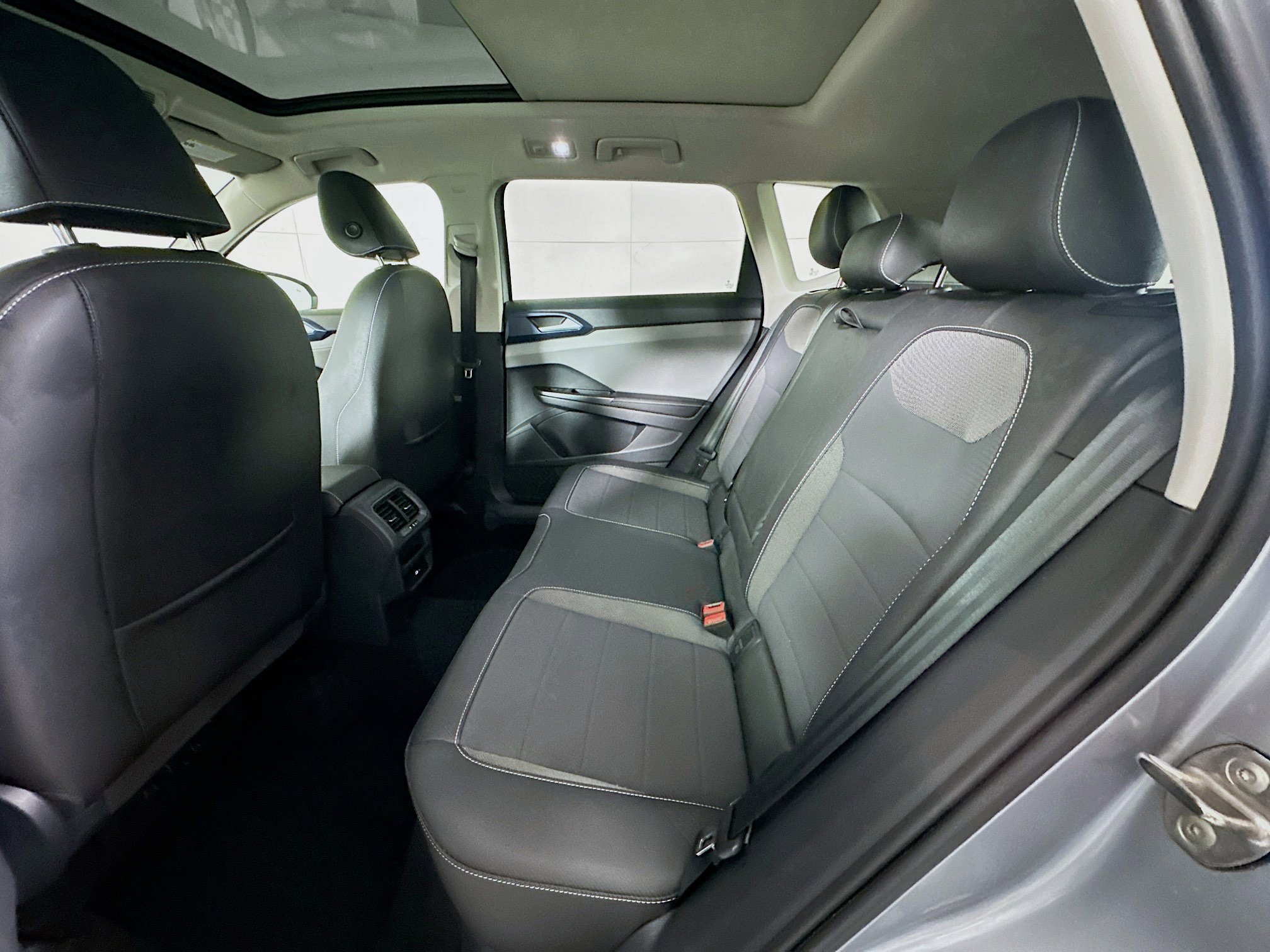 Used 2024 Volkswagen Taos SE image 29