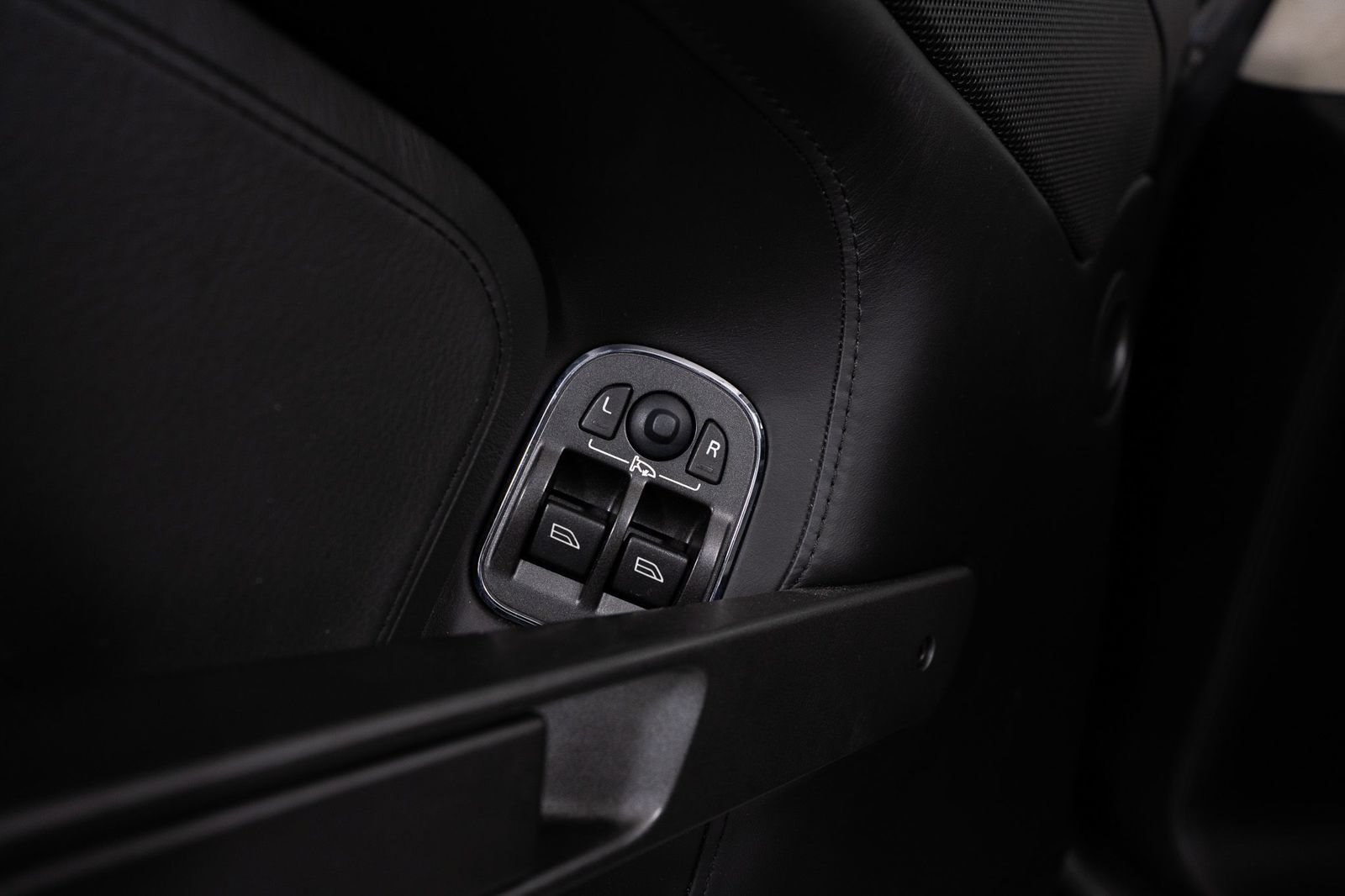 Used 2012 Aston Martin V8 Vantage Roadster RWD image 19