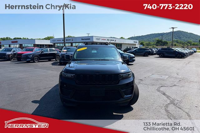Used 2023 Jeep Grand Cherokee Altitude AWD/4WD image 2