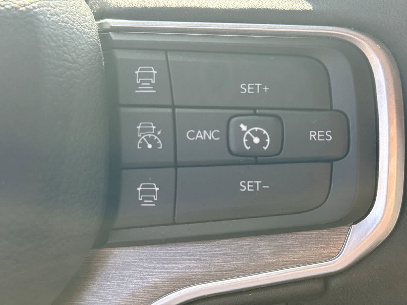 Used 2025 Jeep Wagoneer L Series II AWD/4WD image 29