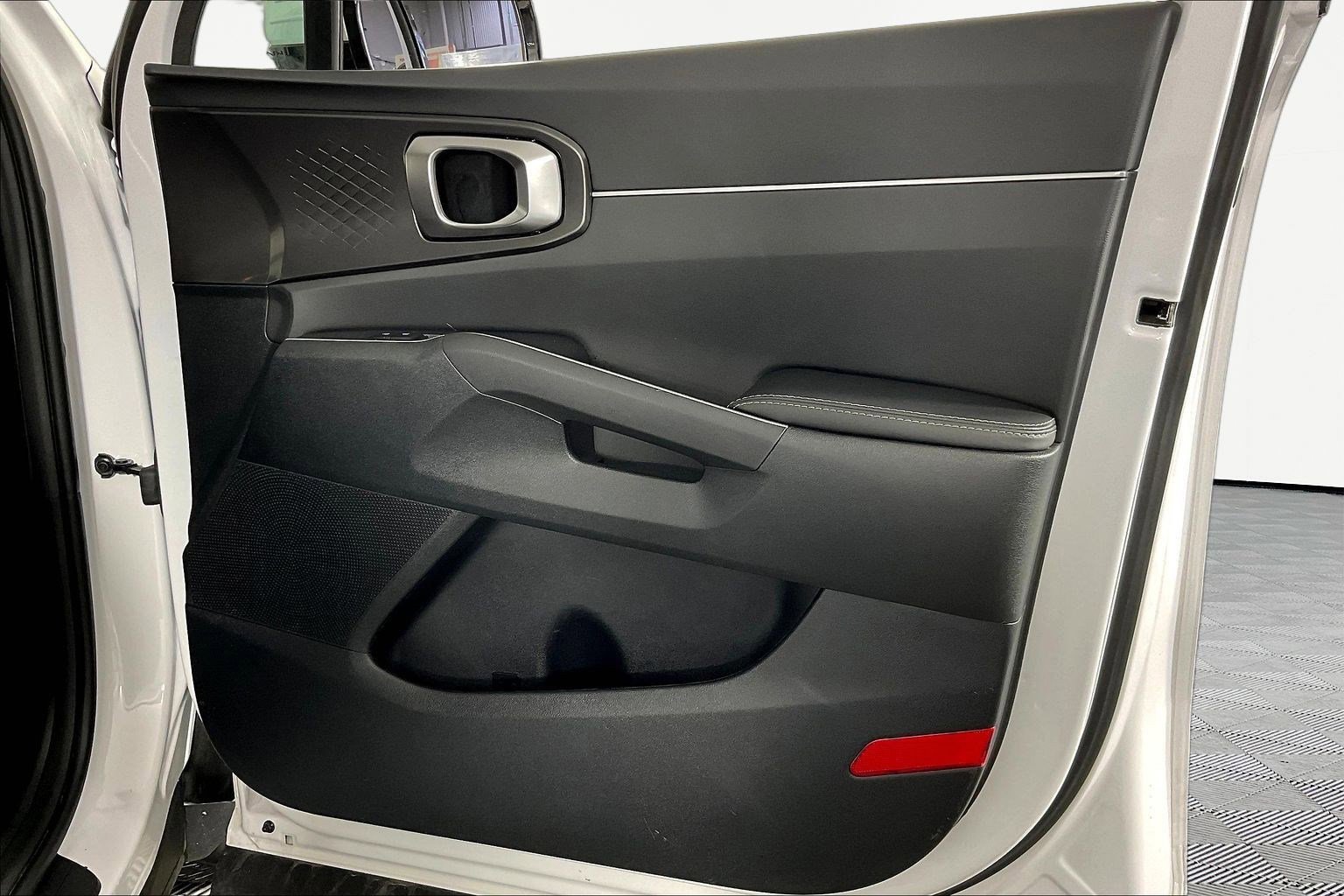 Certified 2025 Kia Sorento LX FWD image 28